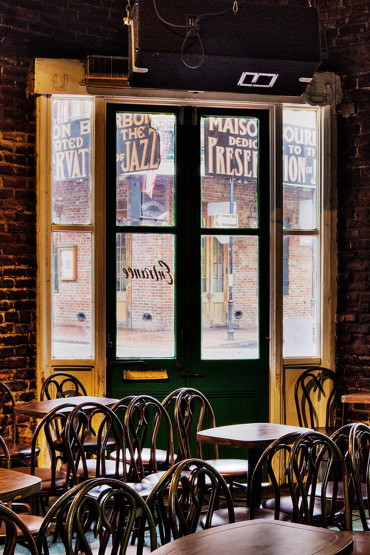 Tische und Stühle in einer Taverne, New Orleans, Louisiana, USA