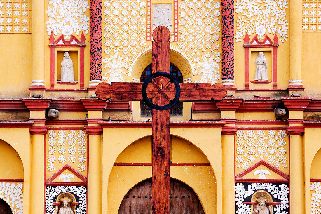 Holzkreuz vor der Kirche, Chiapas, Mexiko