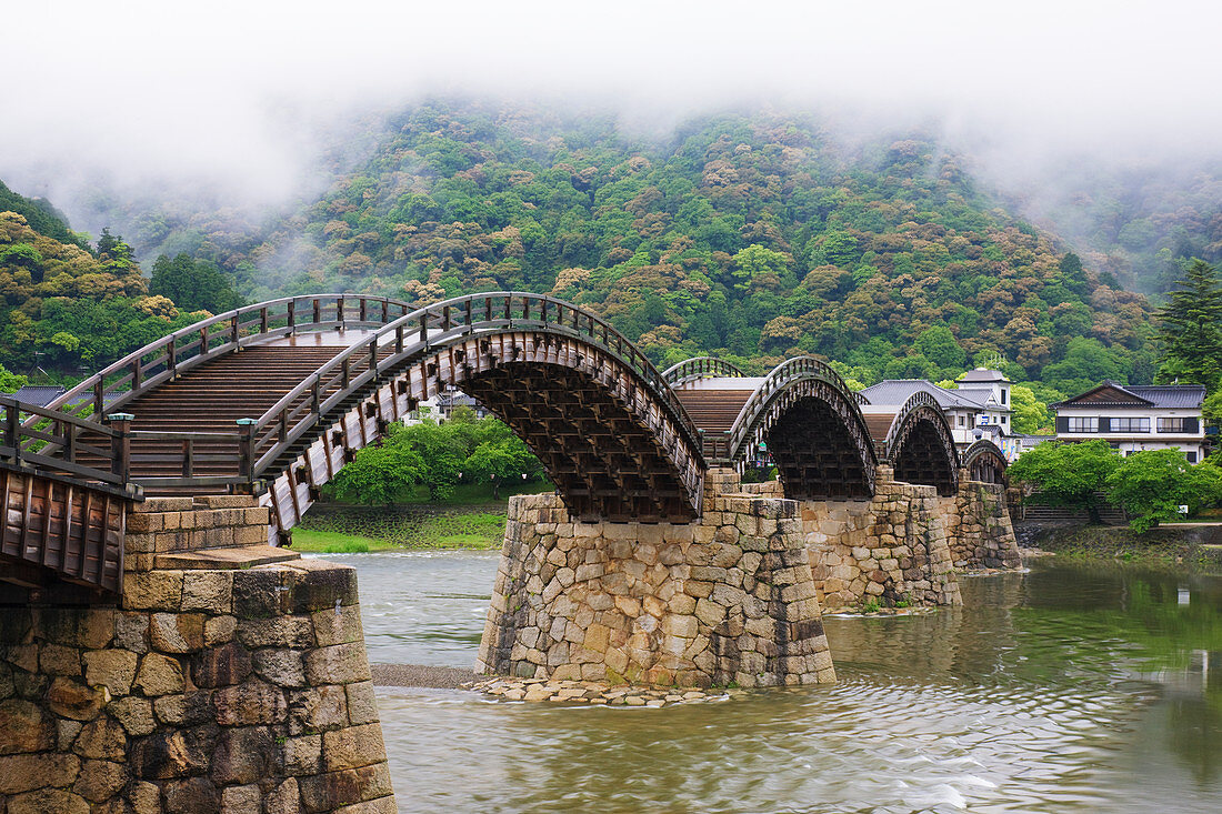 Asiatische Fußgängerbrücke über einen Fluss, Iwakuni, Yamaguchi, Japan