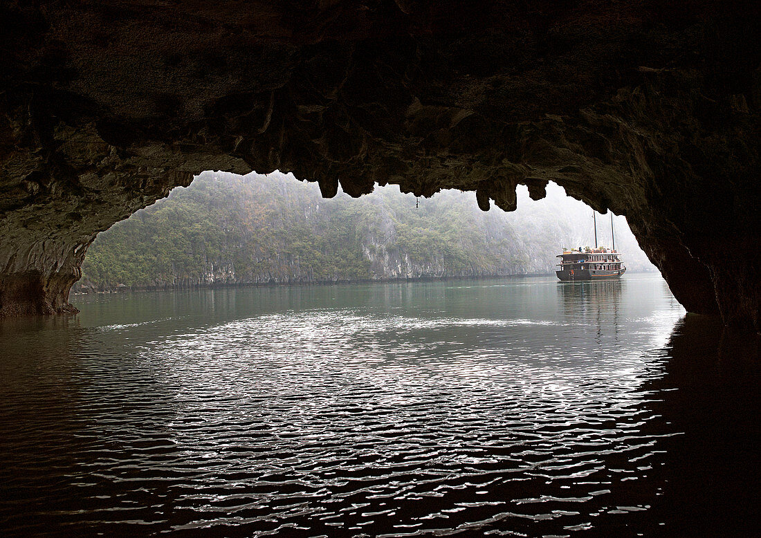 Chinesischer Schrott durch einen Höhleneingang gesehen, Halong Bay, Quang Ninh, Vietnam