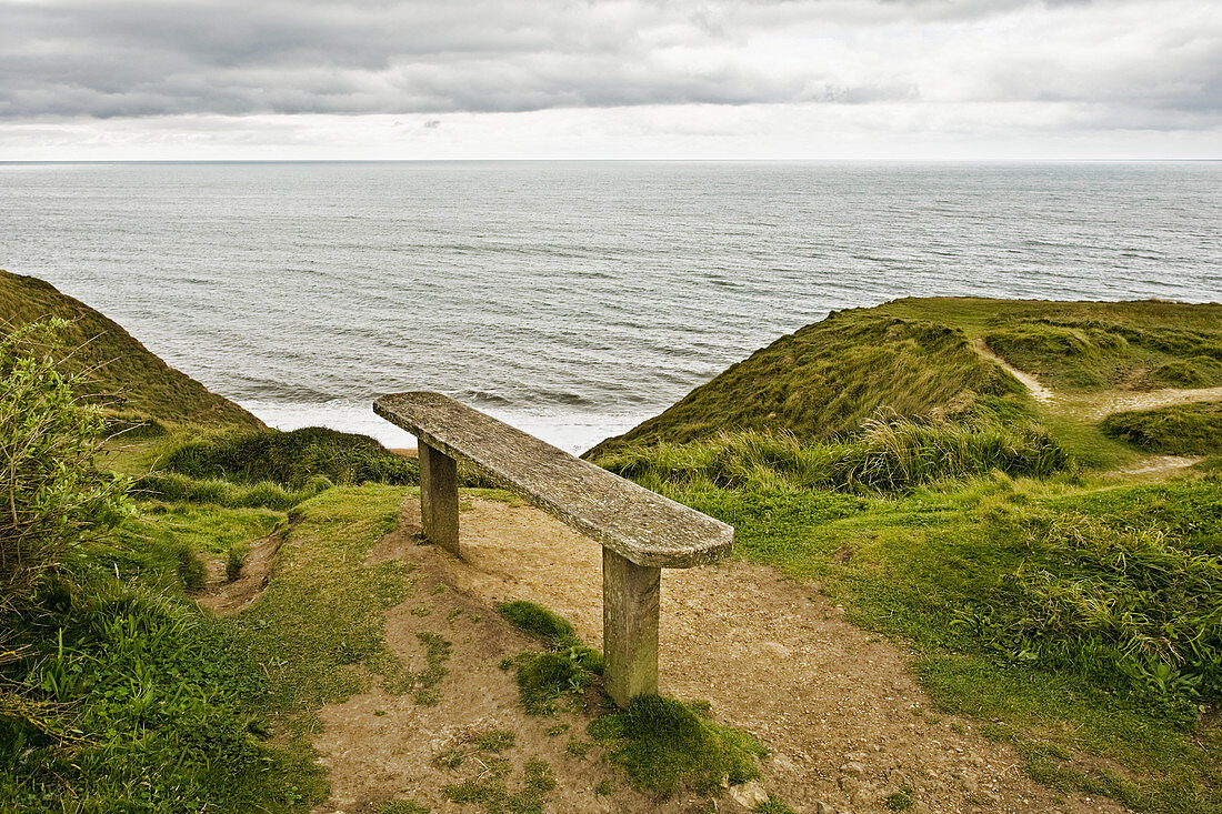 Bank mit Blick auf den Ozean, Dorset, England, UK, Europa