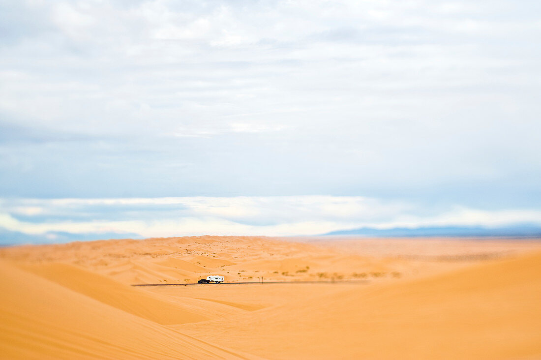 Lastwagenfahrt durch die Wüste, Imperial Sand Dunes, Kalifornien, USA