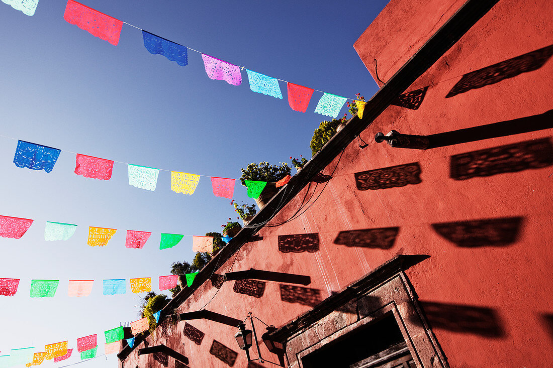 Mehrfarbenfahnen gegen blauen Himmel, San Miguel de Allende, Guanajuato, Mexiko