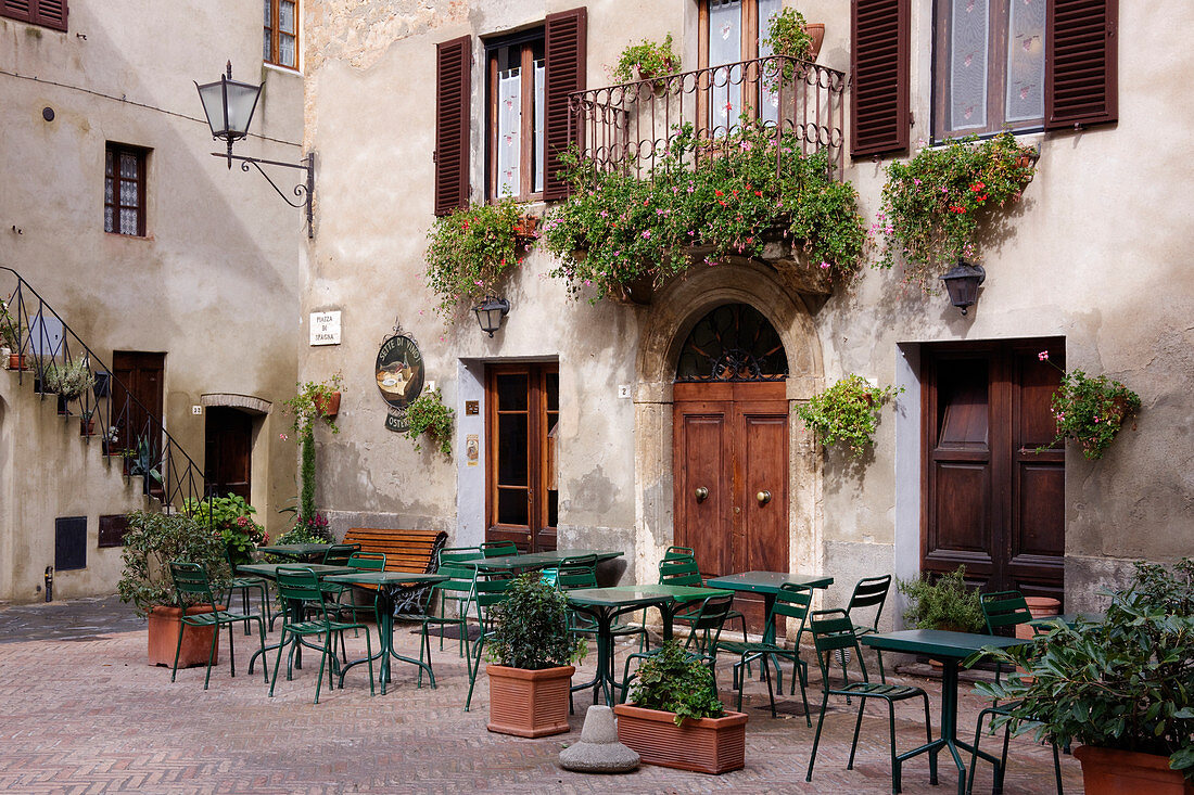 Café-Bestuhlung auf der Piazza di Spagna, Pienza, Toskana, Italien