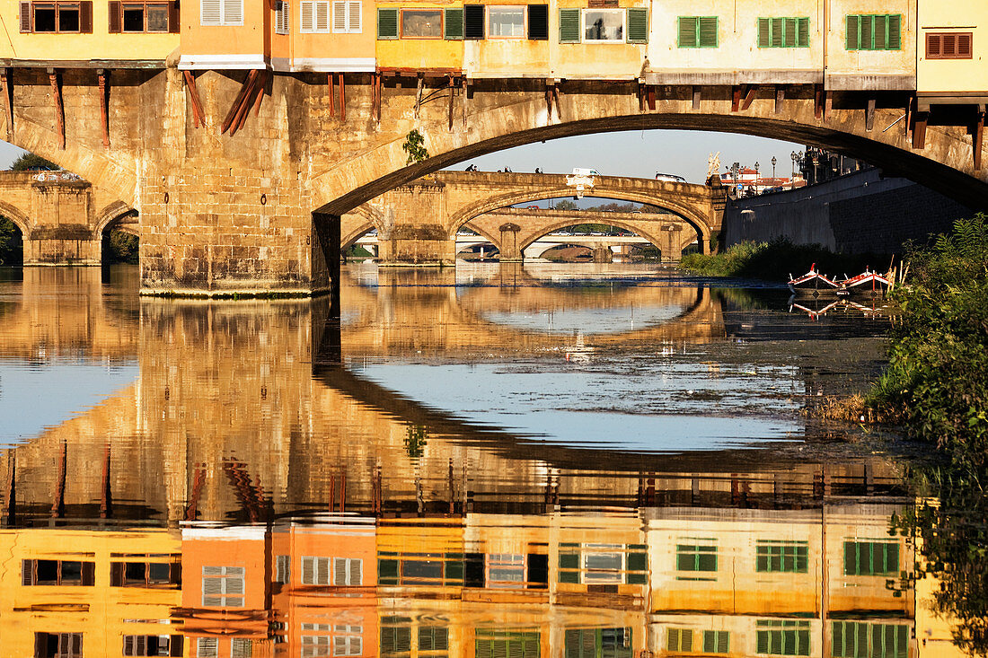 Ponte Vecchio über den Fluss A, Florenz, Toskana, Italien