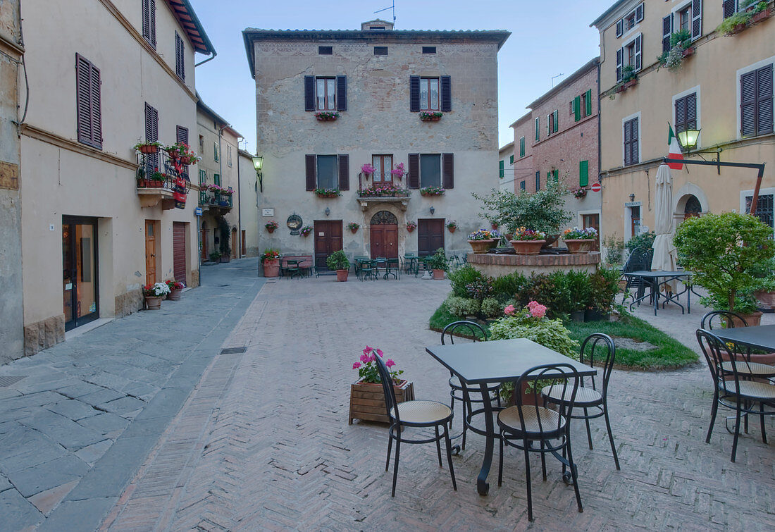 Mittelalterlicher Platz, Toskana, Italien