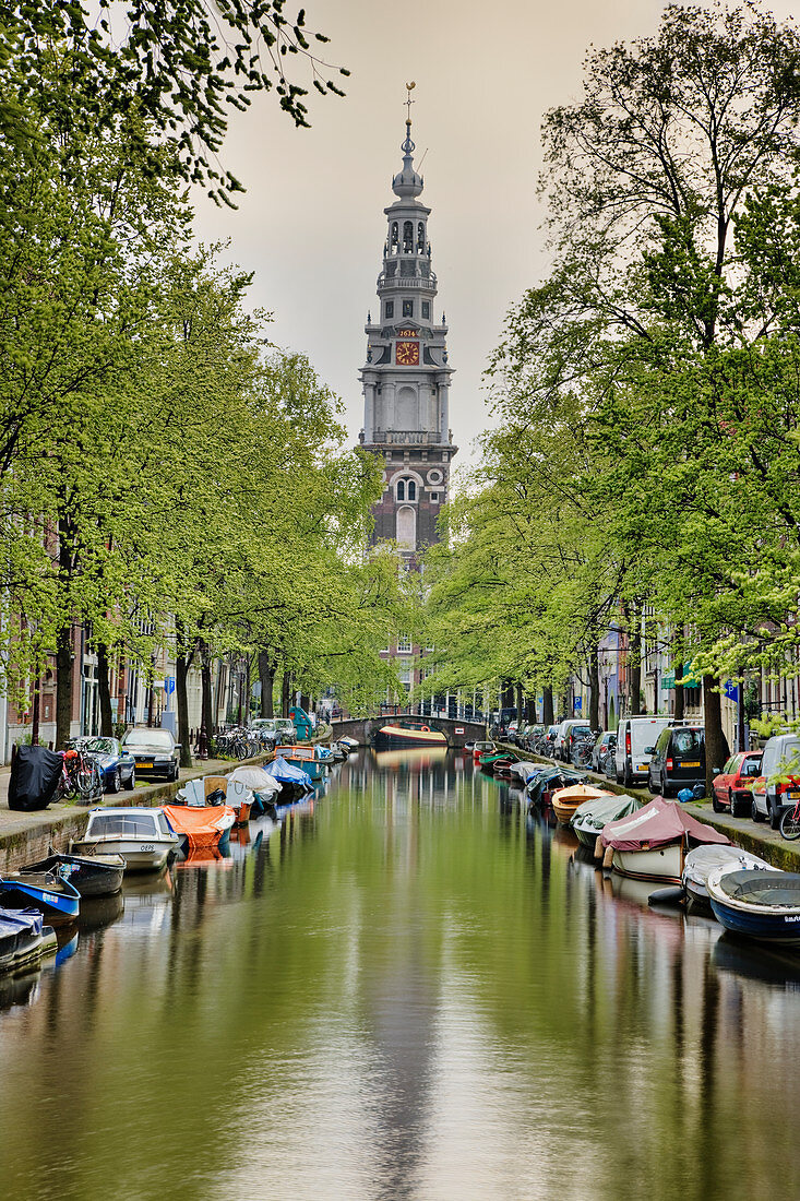 Boote und baumgesäumter Kanal, Venedig, Italien