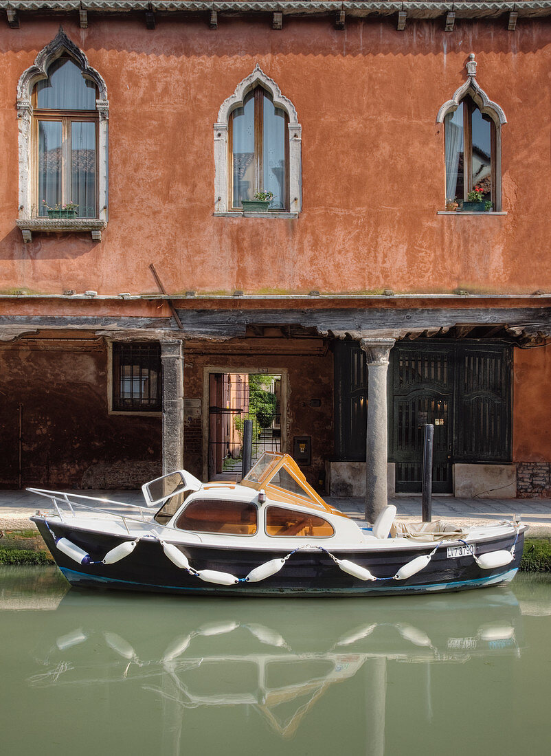 Boot auf dem Kanal, Venedig, Italien