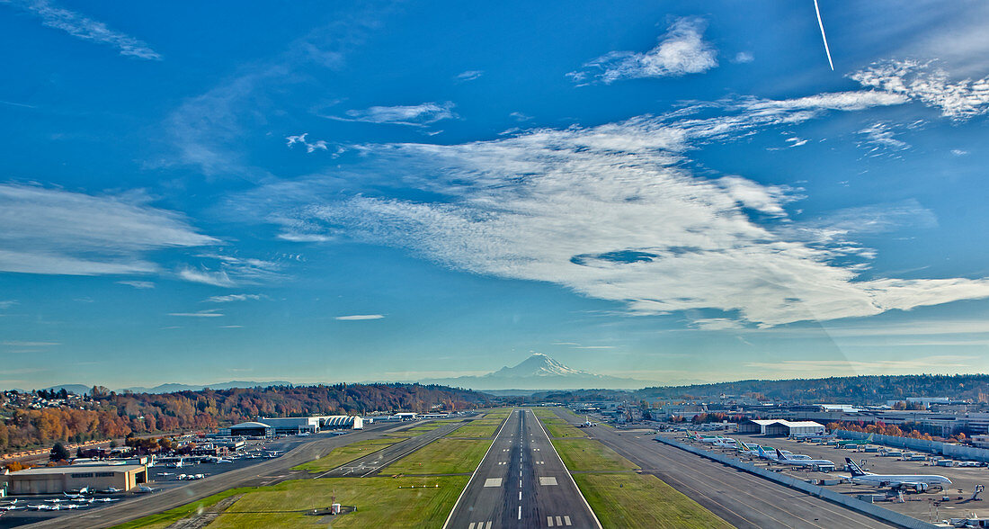 Landung eines Flugzeugs auf der Start- und Landebahn, Seattle, Washington, USA