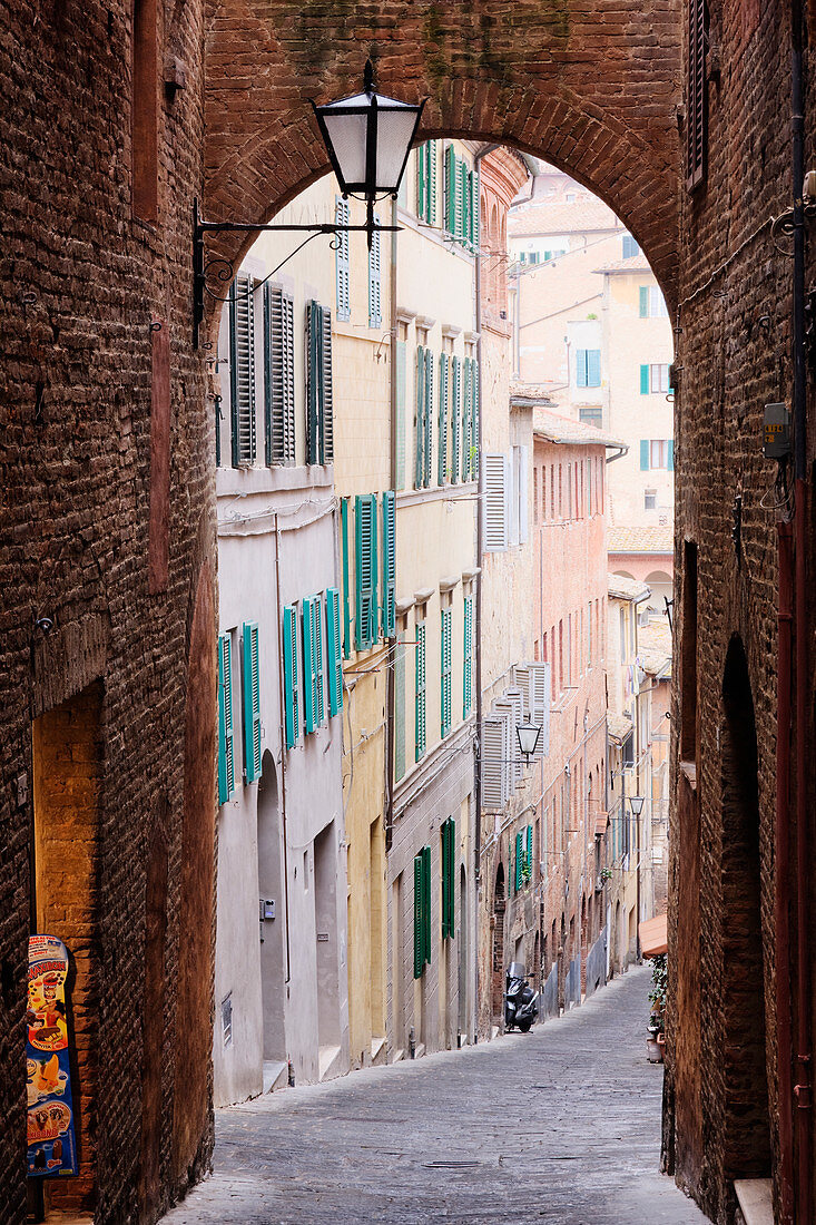 Straßenbogen, Siena, Toskana, Italien