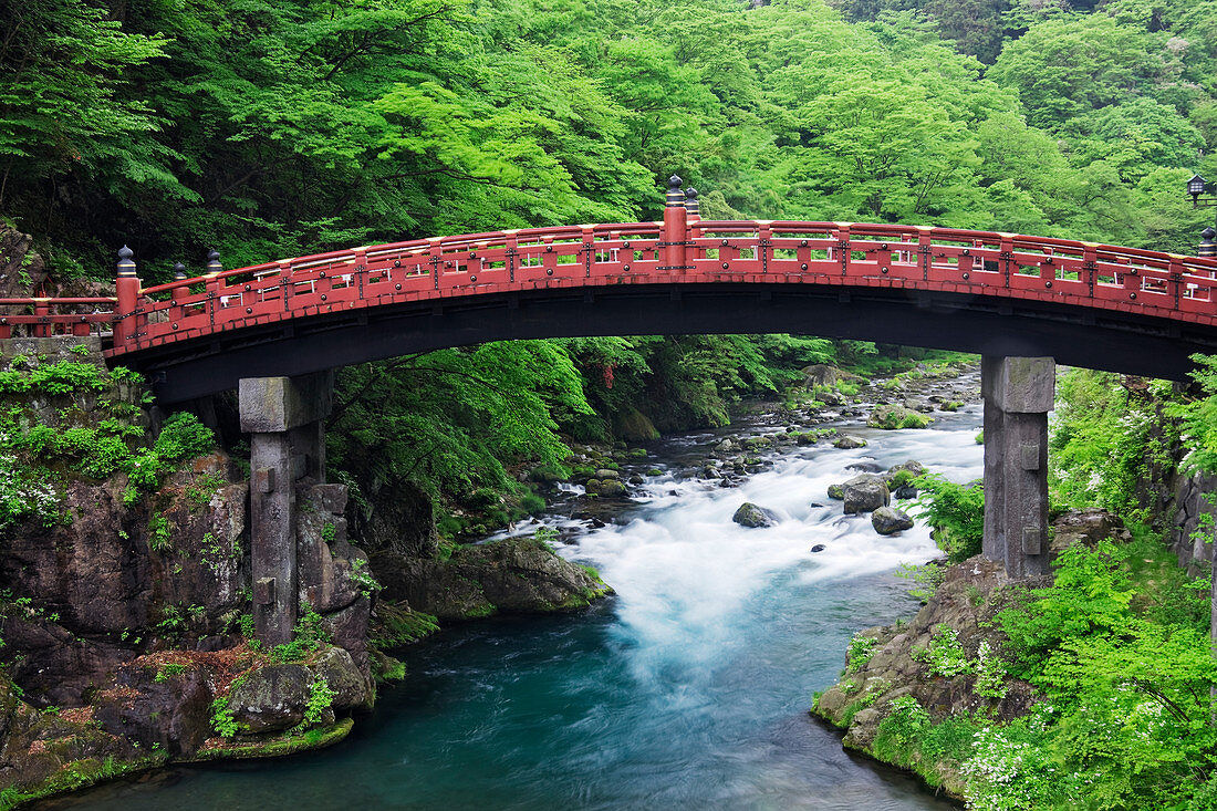 Asiatische Brücke über einen Fluss, Nikko, Japan