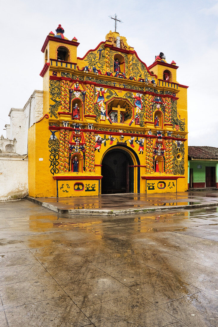 Bunte Fassade der Kirche von San Andres Xecul, Guatemala