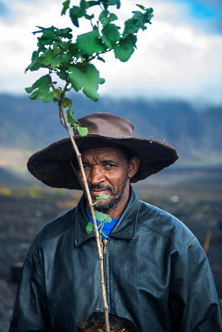 Landwirtschaft in den Lavafeldern der Insel Fogo, Portrait eines Bauern, Kap Verde