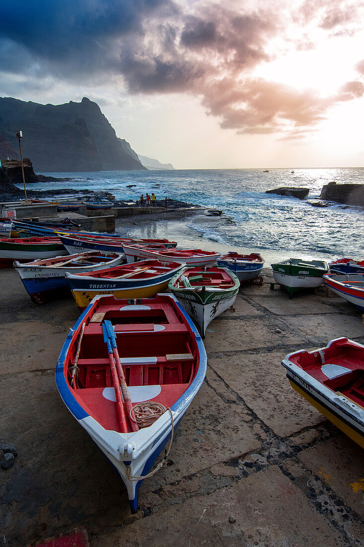 Kap Verde, Insel Santo Antao, Fischerboote am Hafen bei Dämmerung