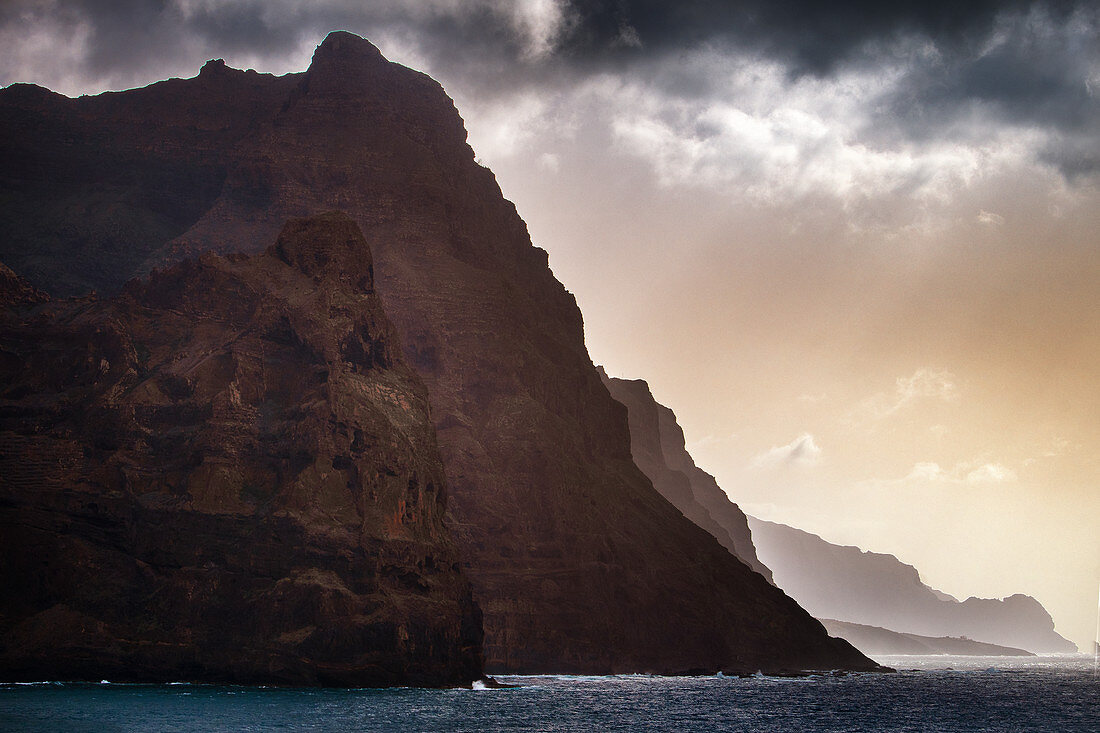 Kap Verde, Insel Santo Antao, Küstenlandschaft mit Bergen und Meer