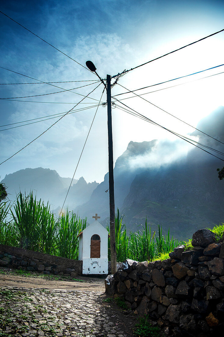 Kap Verde, Insel Santo Antao, Landschaft mit Bergen, Stromkabel und kleiner Kapelle