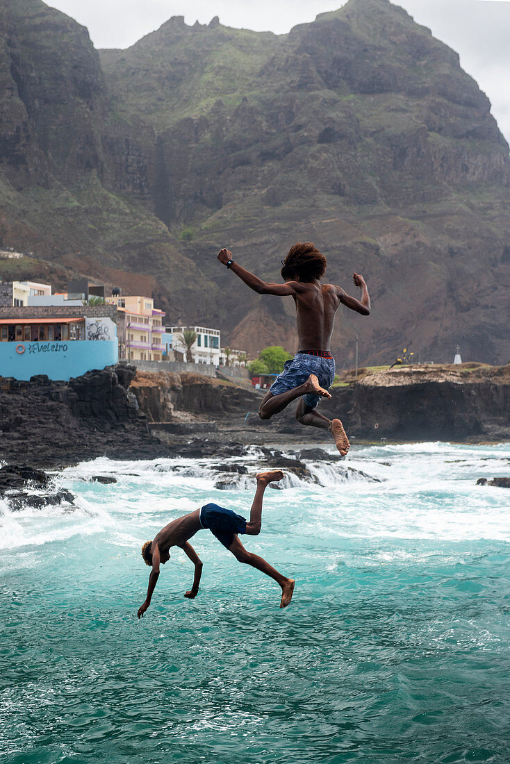 Kap Verde, Insel Santo Antao, Jugendliche springen vergnügt ins Meer