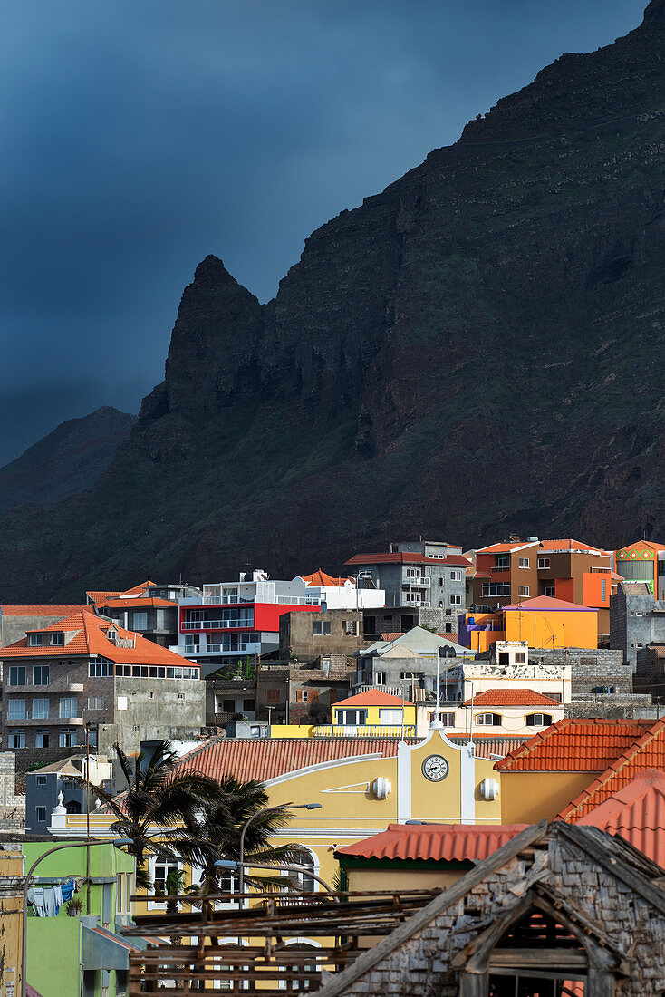 Kap Verde, Insel Santo Antao, typisches kleines Dorf am Fuße der Berge