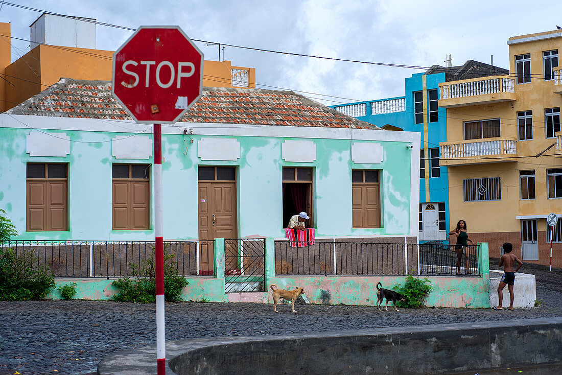 Bunte Häuser in einem kleinen Ort der Insel Santiago, Kap Verde