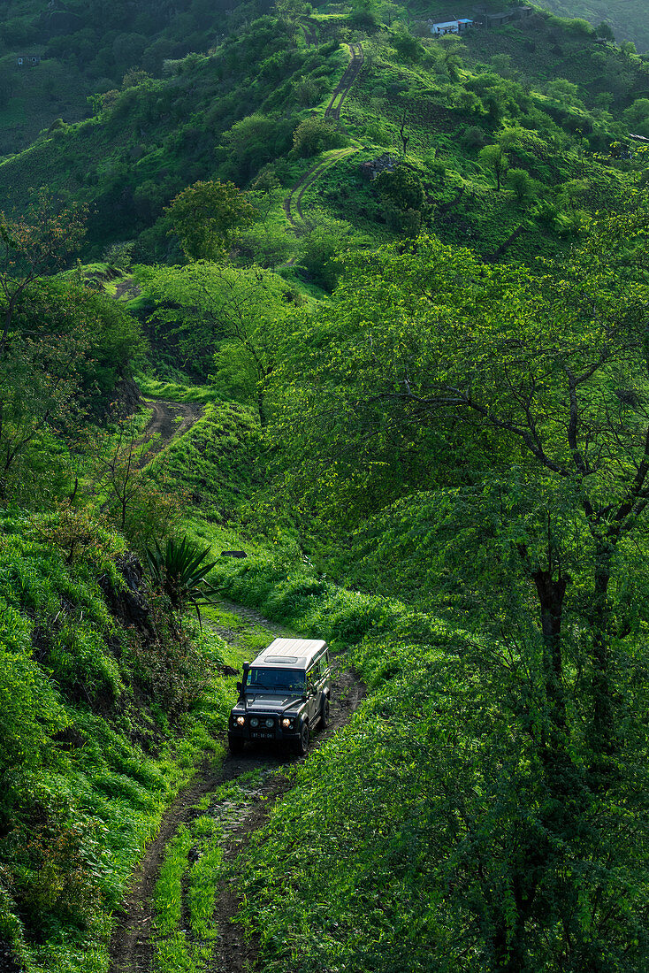 Geländewagen auf einer Straße im grünen Hinterland der Insel Santiago, Kap Verde
