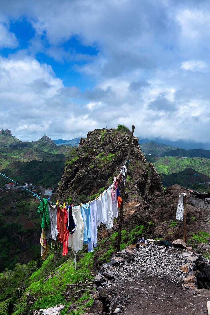 Wäsche hängt zum Trocknen auf einer Leine mitten in der Landschaft, Insel Santiago, Kap Verde