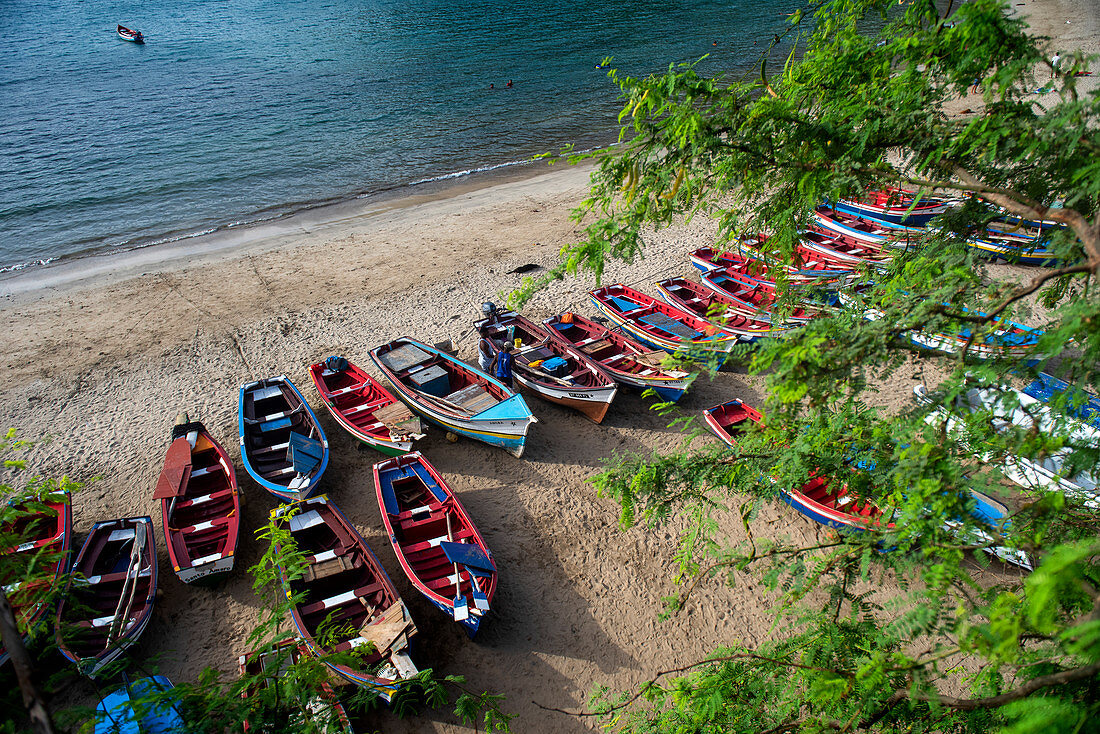 Strand mit bunten Booten, Insel Santiago, Kap Verde