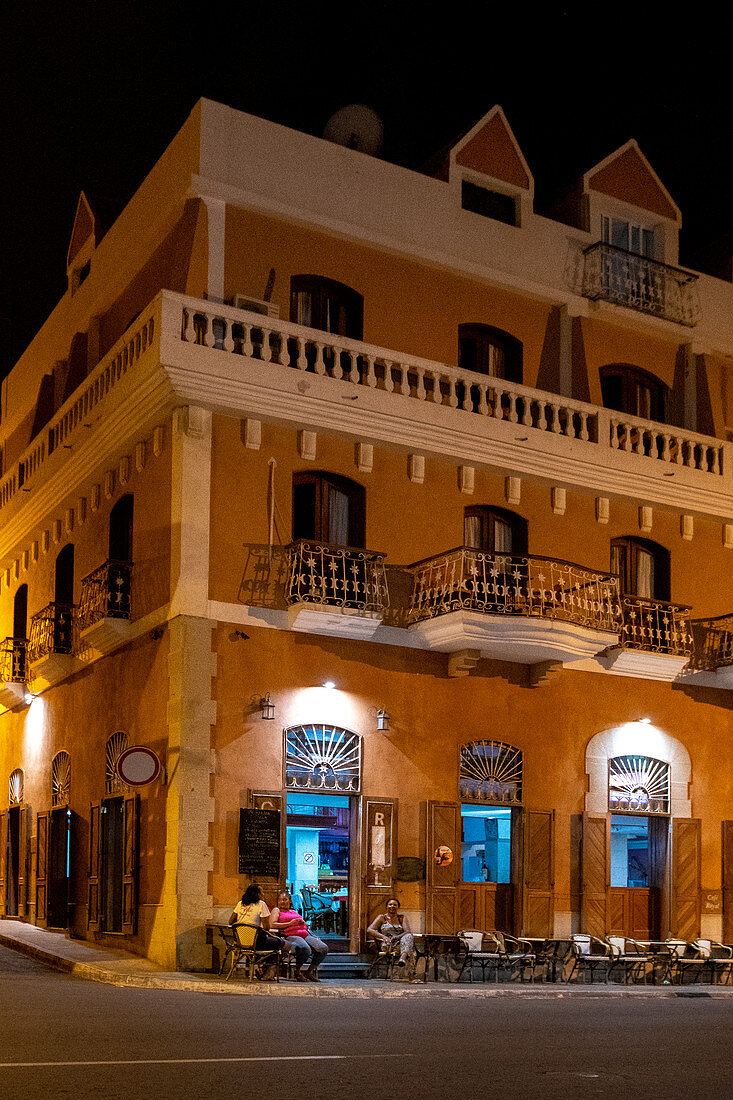 Straßencafe bei Nacht, Mindelo, Insel Sao Vicente, Kap Verde