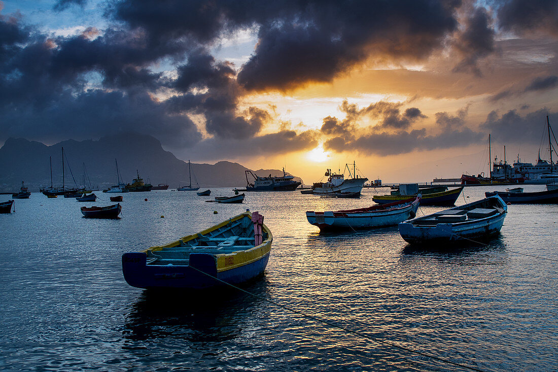 Boote im Hafen von Mindelo bei Sonnenuntergang, Insel Sao Vicente, Kap Verde