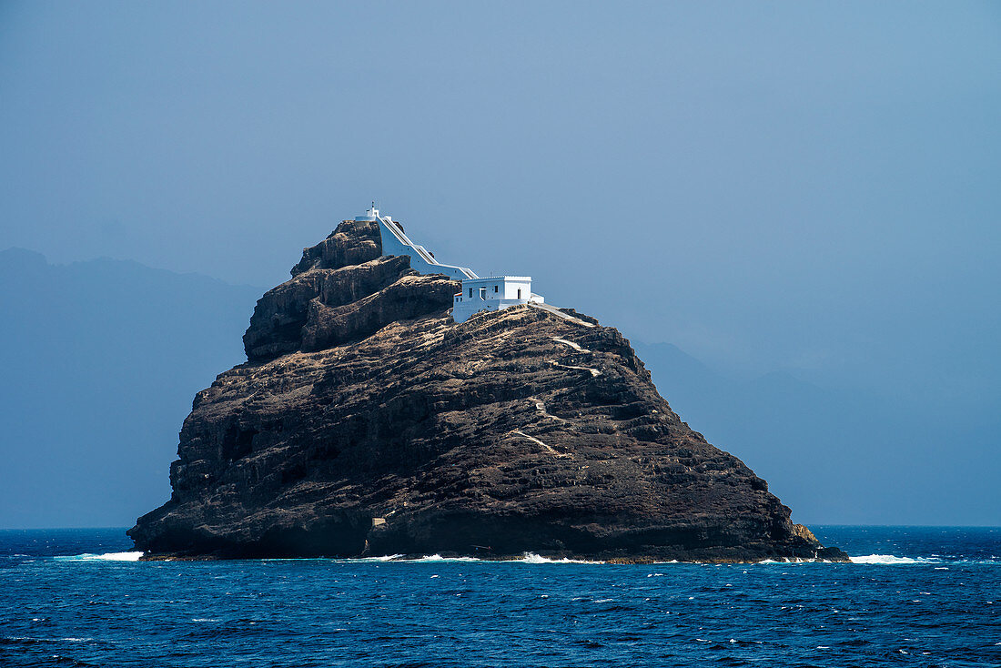 Festung auf einem Felsen vor dem Hafen von Mindelo, Insel Sao Vicente, Kap Verde