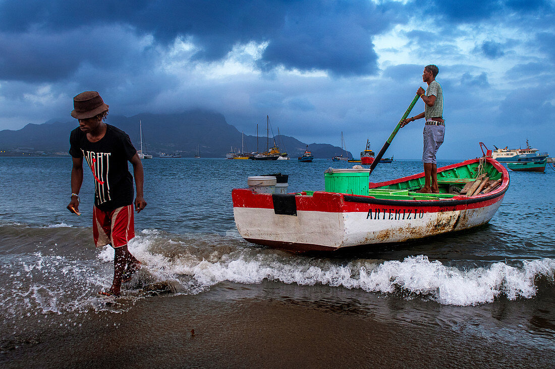 Zwei Fischer mit ihrem Boot am Strand, Insel Sao Vicente, Kap Verde