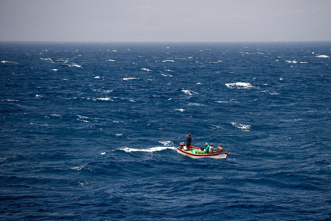 Kleines Fischerboot im Meer vor der Insel Sao Vicente, Kap Verde