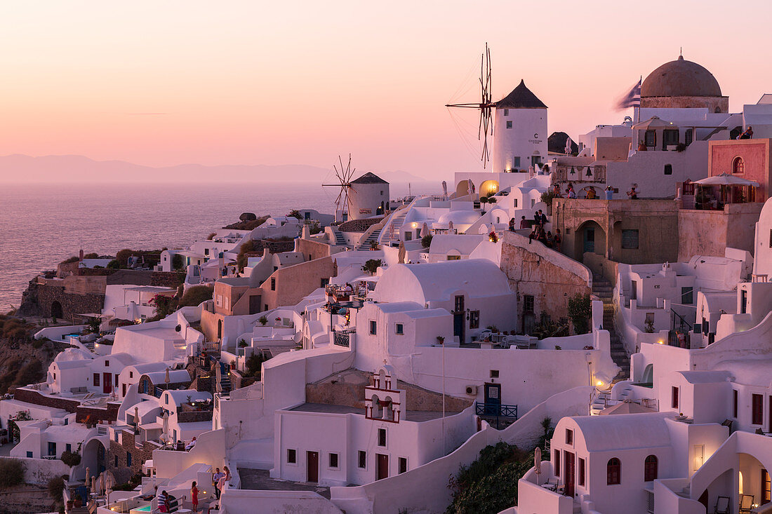 Blick auf die Windmühlen von Oia, Santorin, Griechenland