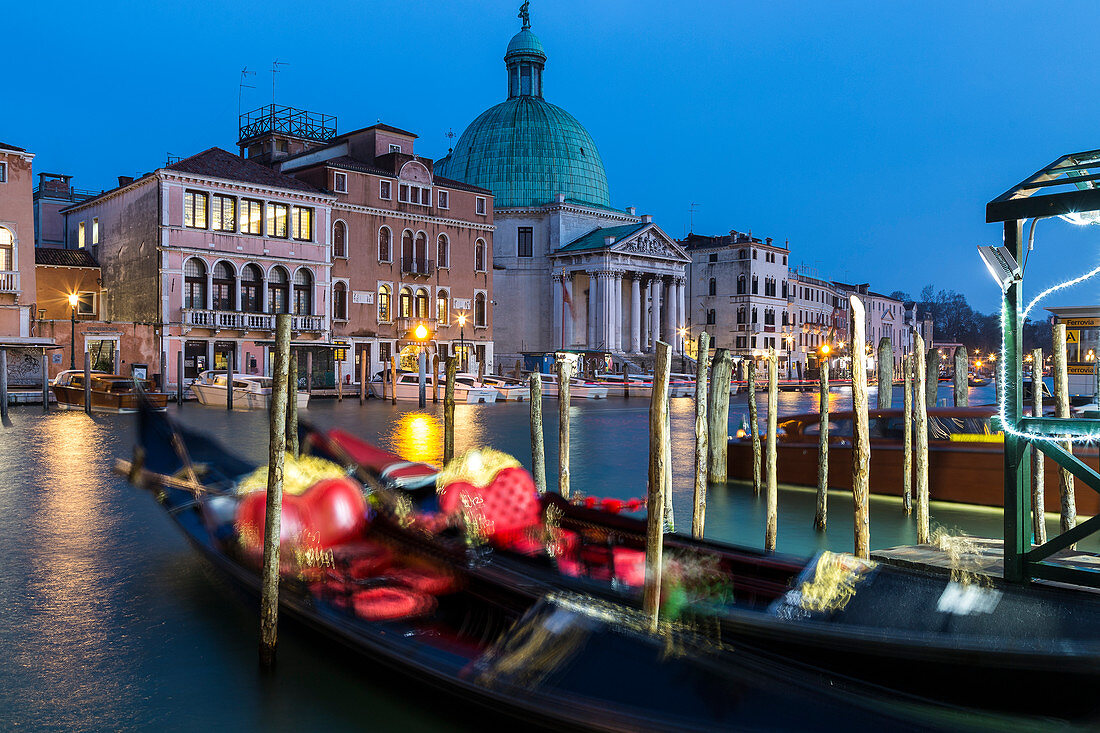Die Gondeln Venedigs in der blauen Stunde, Italien