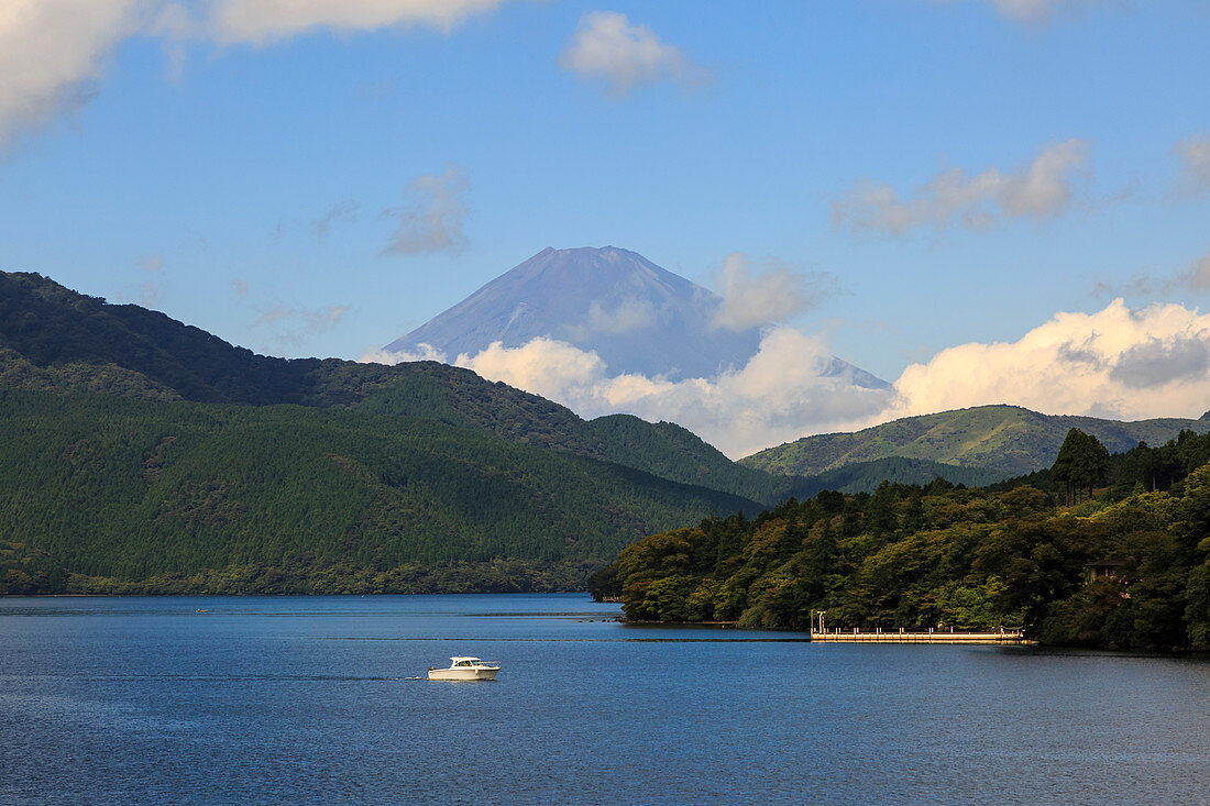 Blick auf den Mount Fuji, vom Ashinoko See aus gesehen, Japan