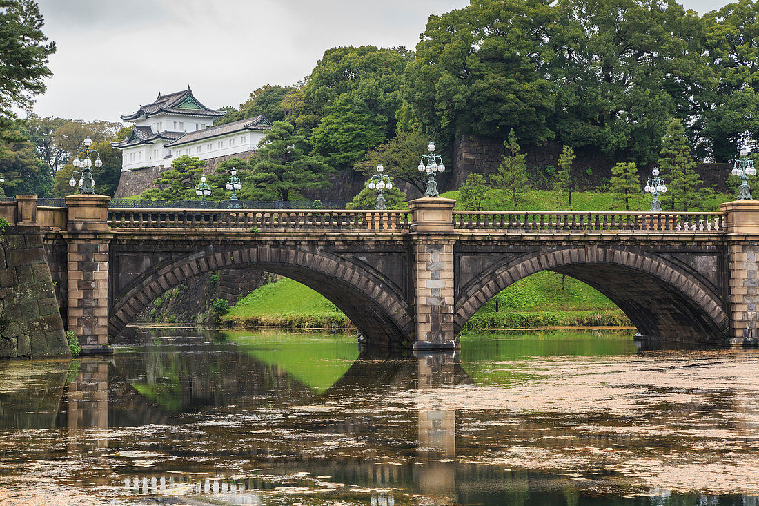Der Kaiserpalast mit Zweibogen-Brücke Seimon-ishibashi in Tokio, Japan