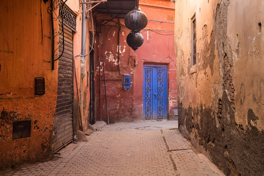 Eine typische Gasse in Marrakesch, Marokko