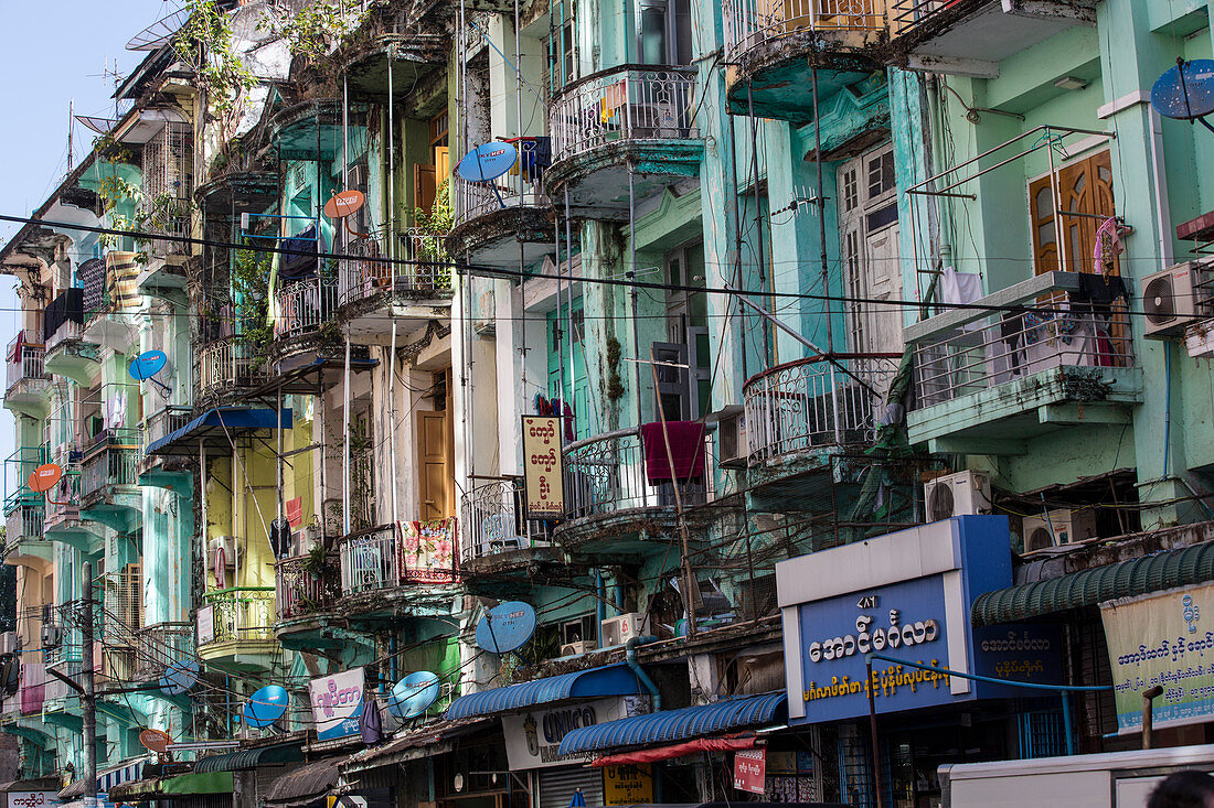 Busy neighborhood in Yangon, Myanmar – License image – 71308644 lookphotos