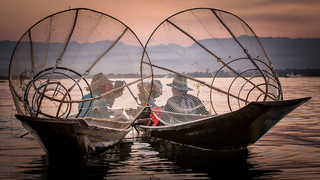 Die Fischer mit ihrer eigenen Technik und den konischen Netzen auf dem Inle Lake in Myanmar