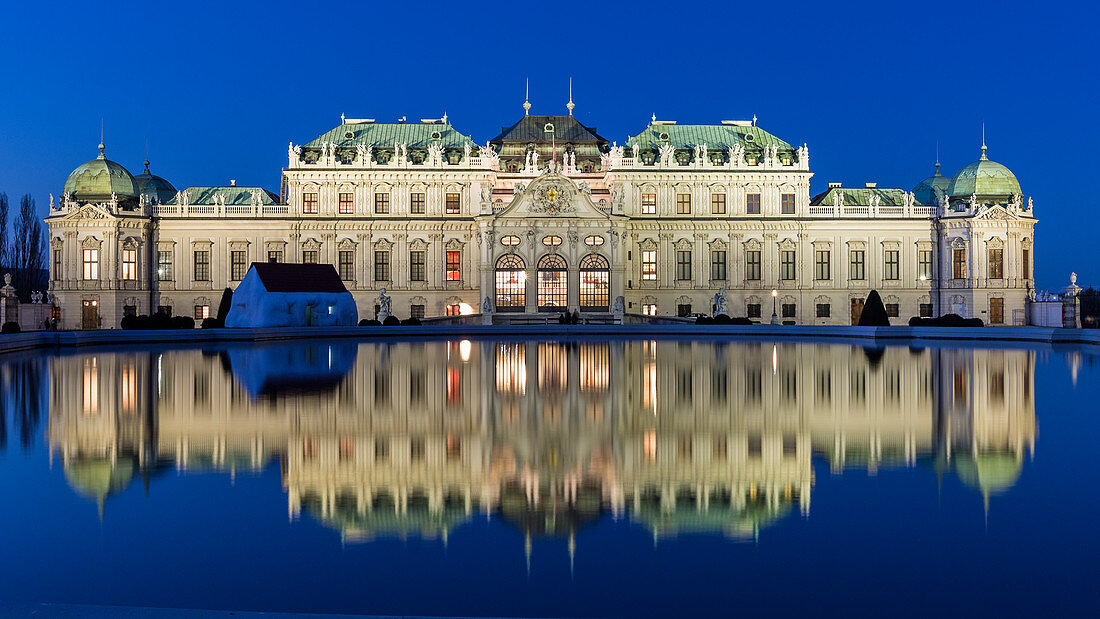 Das Schloss Belvedere in Wien zur blauen Stunde