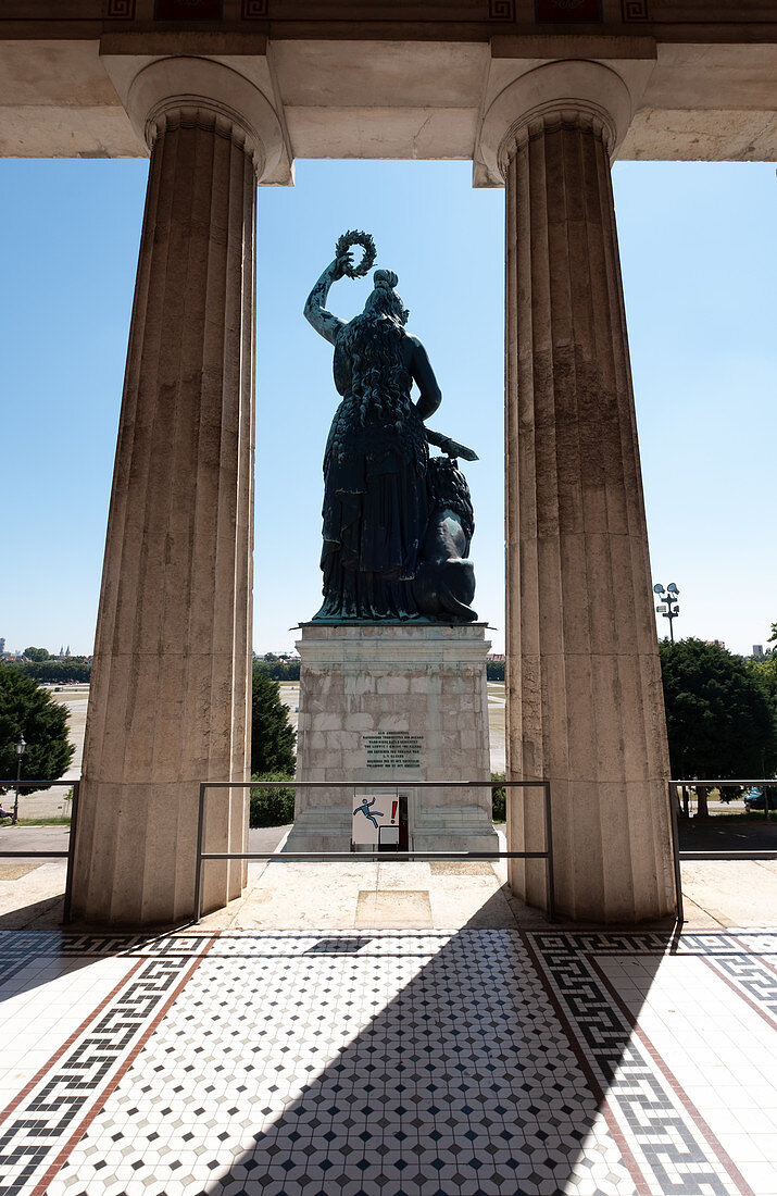 Blick auf die Bavaria vor der Ruhmeshalle von hinten, Theresienwiese, München, Bayern, Deutschland