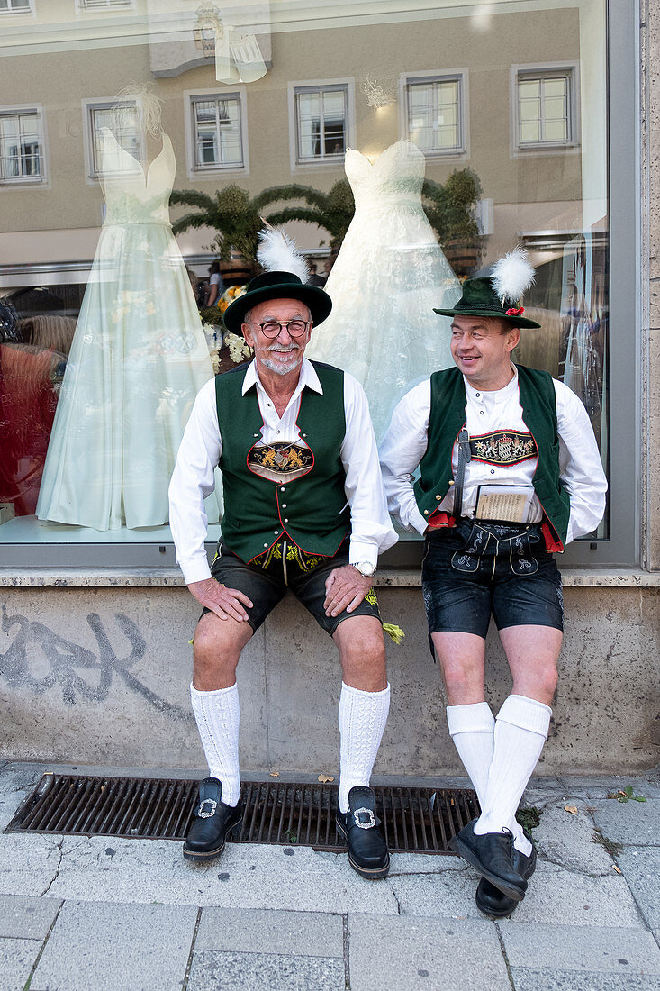Gentlemen in Bavarian costume in front of shop window, entry of the Oktoberfest farmers to the Oktoberfest, Munich, Bavaria, Germany