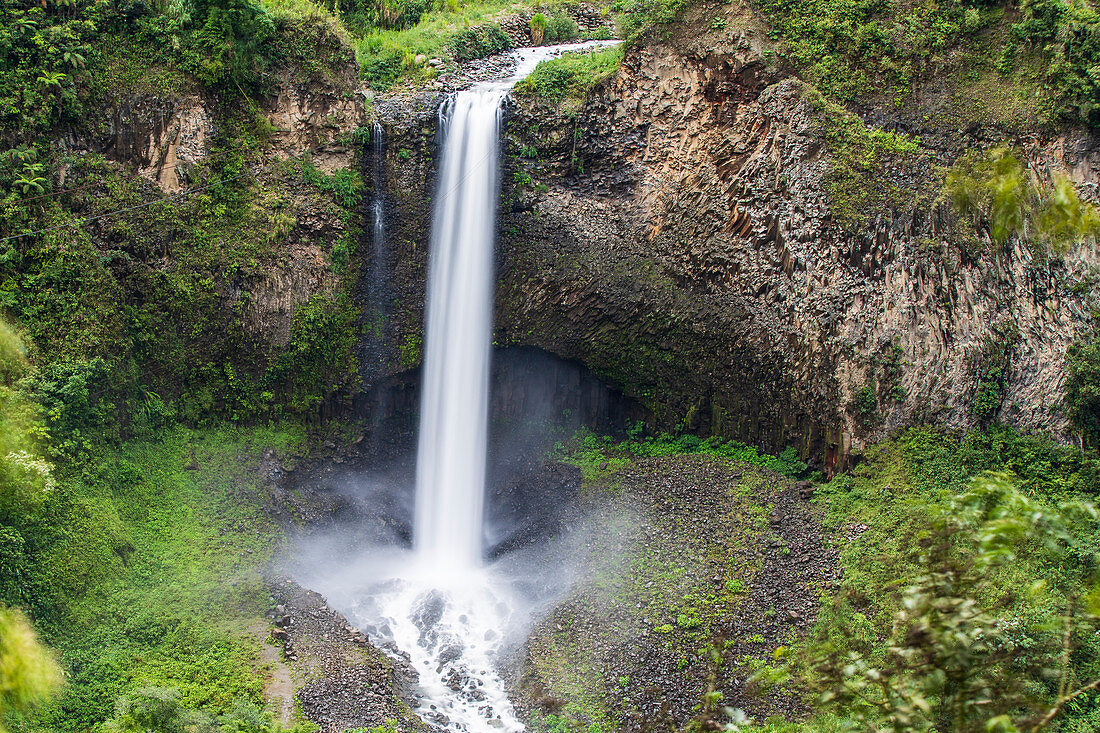 Der Wasserfall Manto de la Novia in der Nähe von Baños, Ecuador. Mit Langzeitbelichtung aufgenommen.