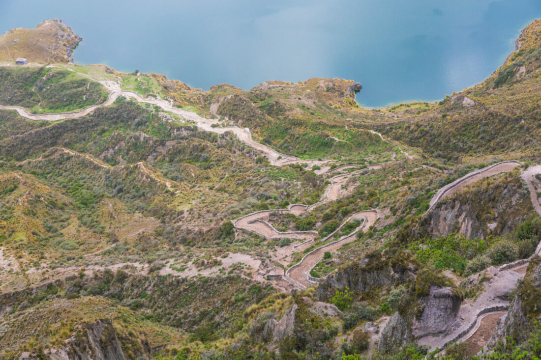 Blick auf den Weg zum Ufer des Quilota Kratersees in Ecuador