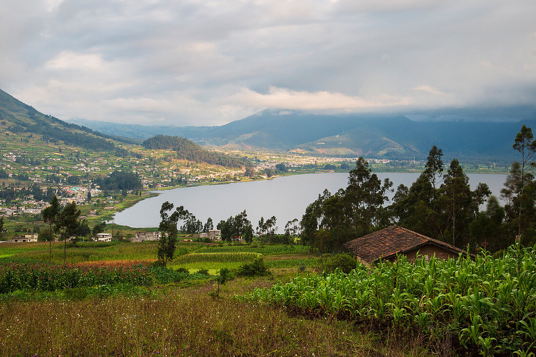 Blick vom Aussichtspunkt El Lechero auf den See San Pablo in der Nähe von Otavalo, Ecuador