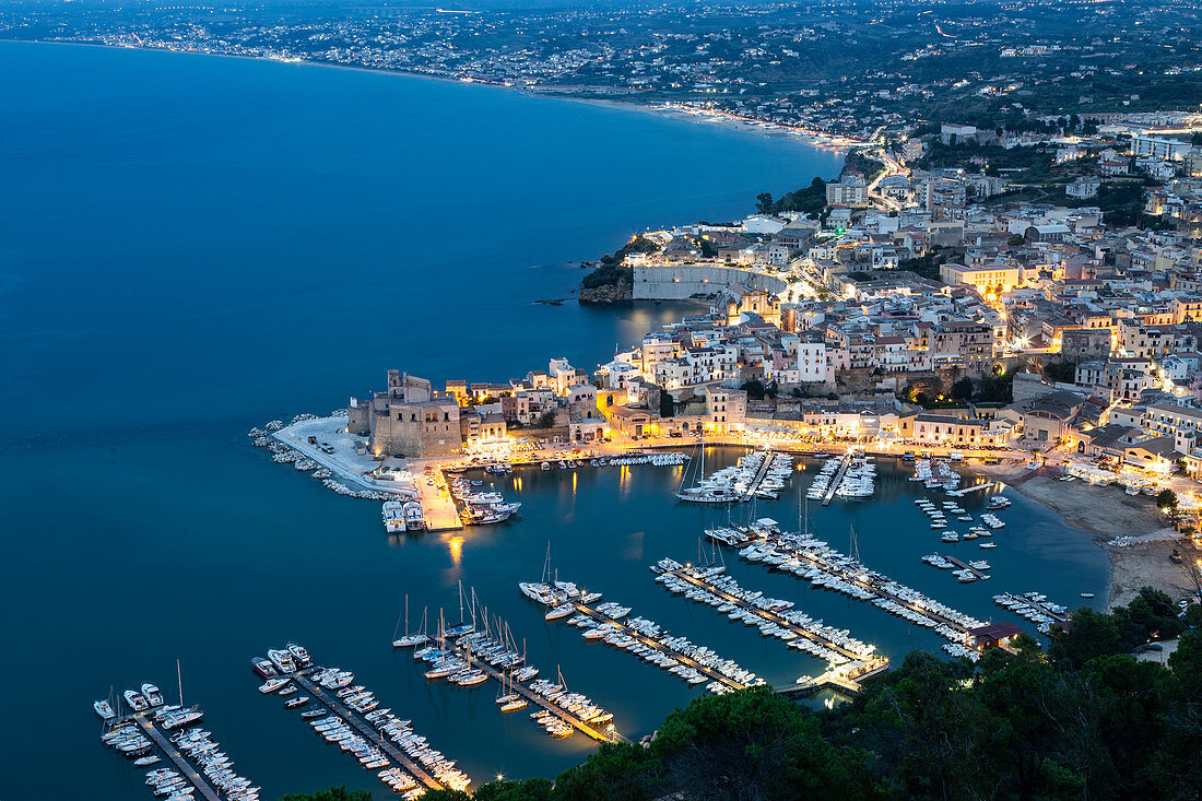 Blick auf den Hafen und den Ort Castellammare del Golfo in Sizilien bei Einbruch der Dunkelheit