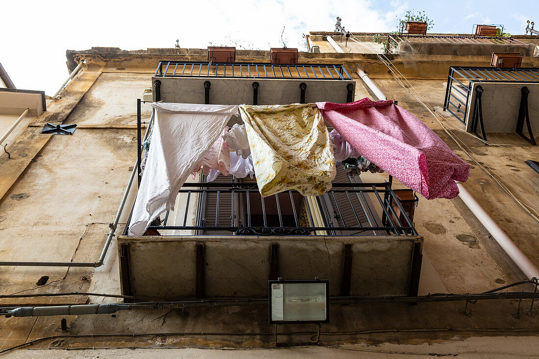Typischer Anblick beim Blick auf die Balkone in Palermo: Wäscheleine