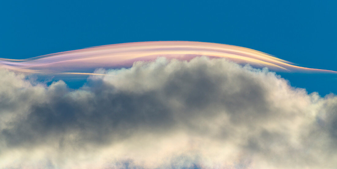 Linsenförmige Wolke über Kumuluswolken, Jokalsarlon-Lagune, Island