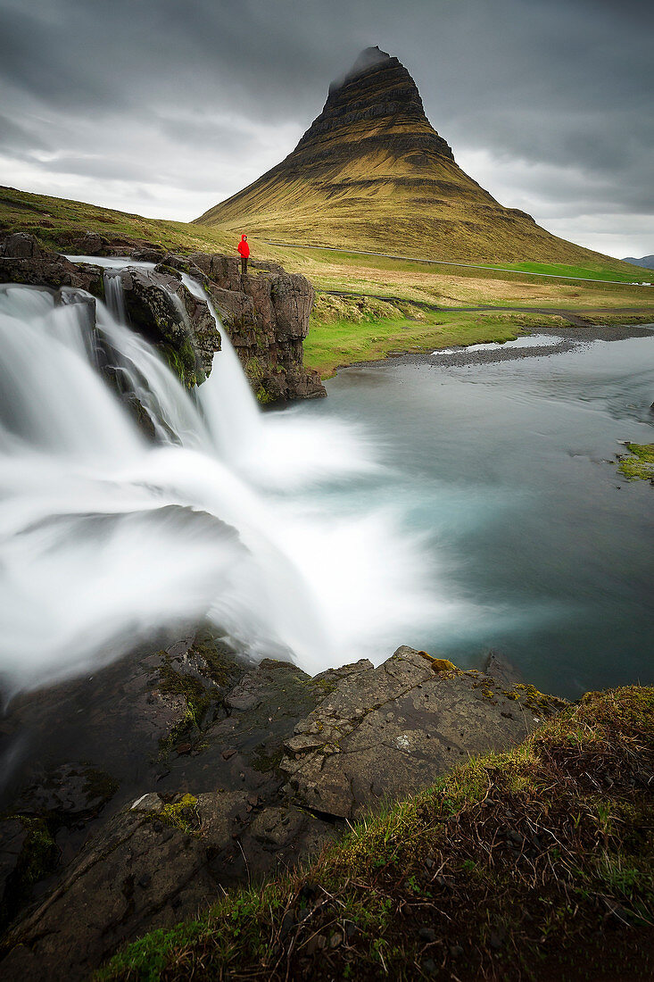 Wanderer am Wasserfall, Kirkjufellsfoss, Halbinsel Snaefellsnes, Island