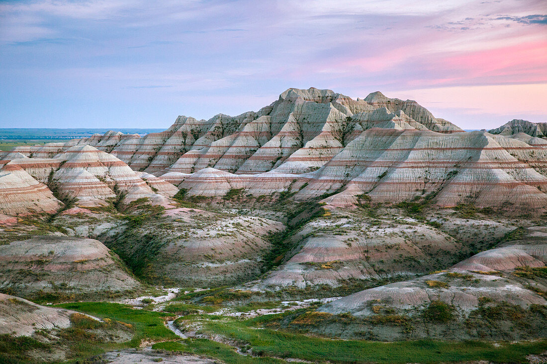 Sandsteinfelsformationen bei Sonnenuntergang über Badlands-Nationalpark, South Dakota