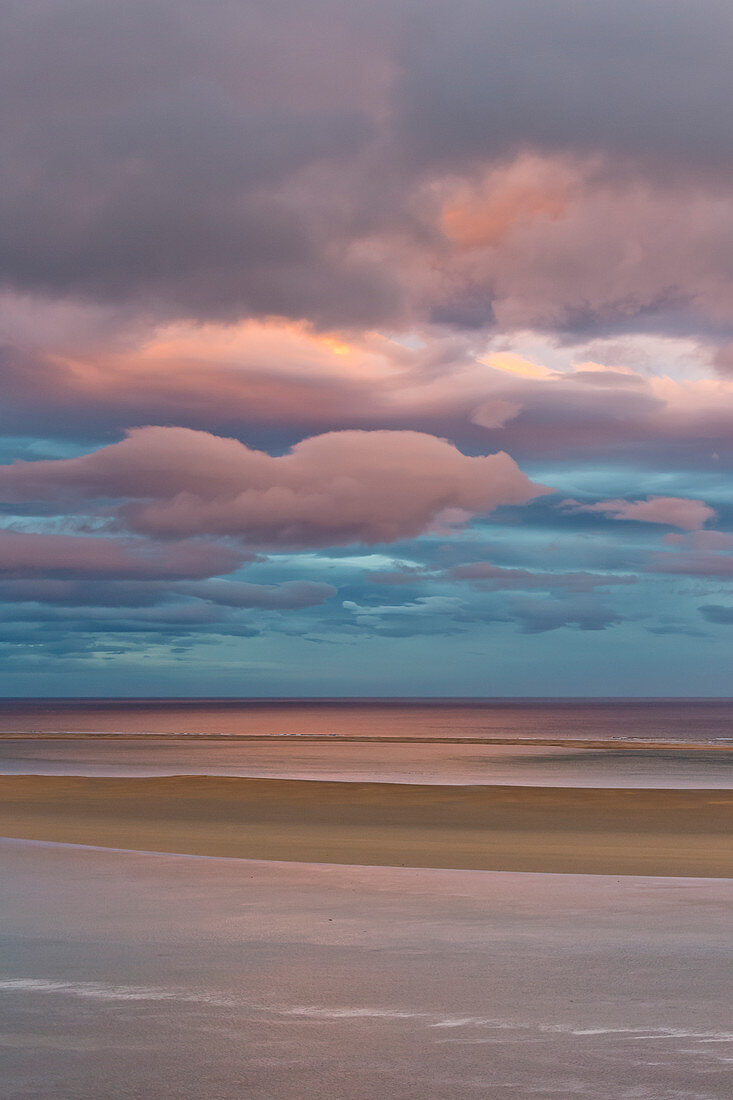 Strand im Fjord mit Abendwolken, Westfjorde, Island